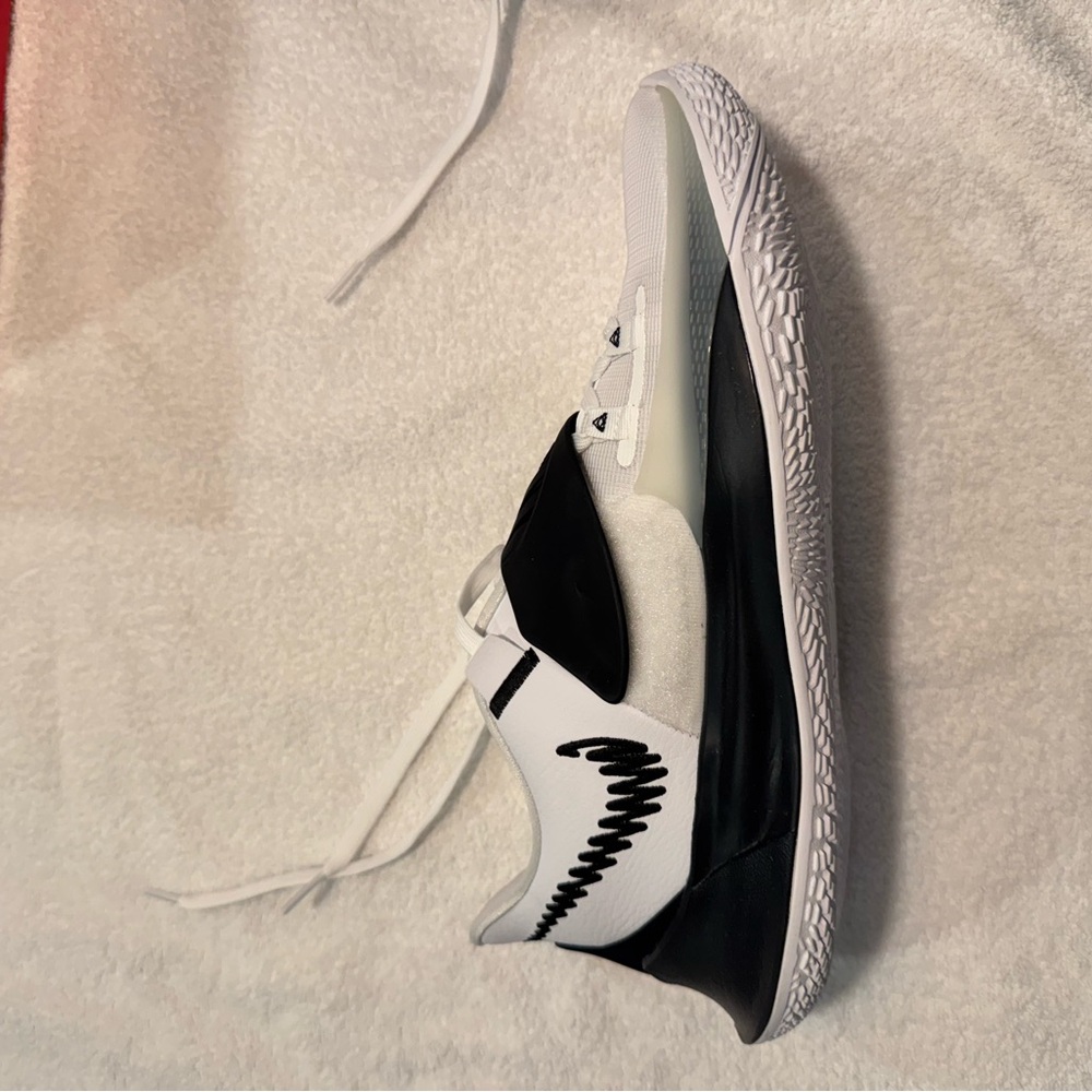 NEW IN BOX NEVER WORN Nike Kyrie Low 3 TB Promo